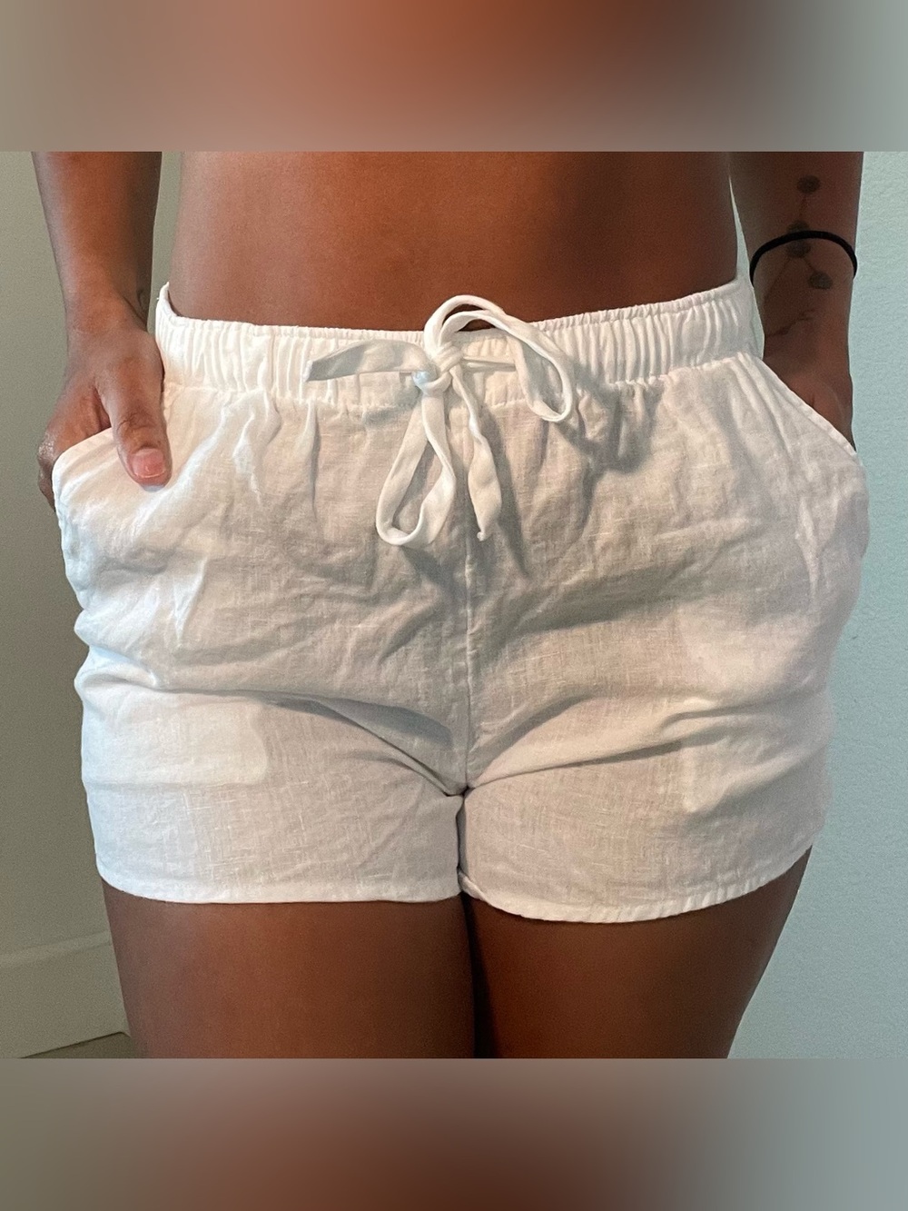 White Linen Drawstring Shorts ๐ค - Picture 2 of 4